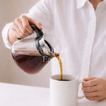 コーヒーを注ぐ男性