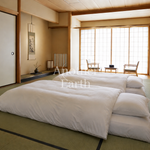布団が敷かれた旅館の畳部屋